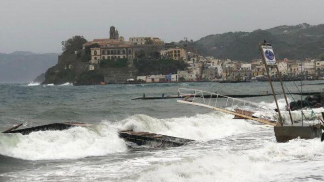 maltempo, eolie, traghetti, collegamenti