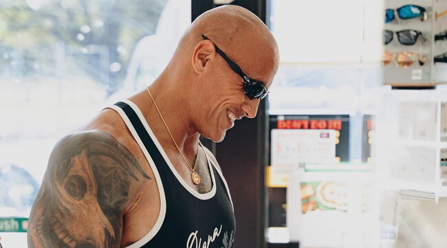 Dwayne Johnson torna sul luogo del crimine: ripaga un negozio di tutti gli snack che aveva rubato