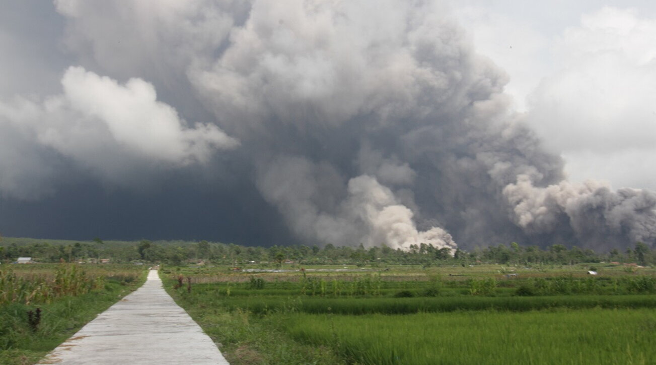 Indonesia Erutta Vulcano Monte Semeru Allarme Tsunami