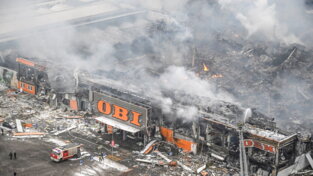 Mosca, maxi incendio in un centro commerciale: un morto