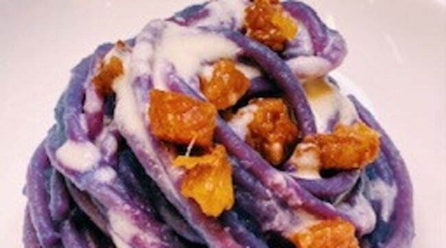 La pasta si fa bella per le feste: spaghettoni viola fonduta e guanciale