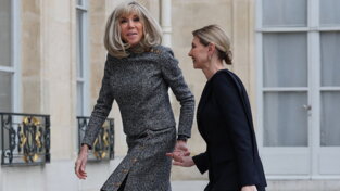 Parigi, Brigitte Macron e Olena Zelenska mano nella mano sulle scale dell'Eliseo