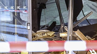 Berlino, esplode enorme acquario con 1.500 pesci