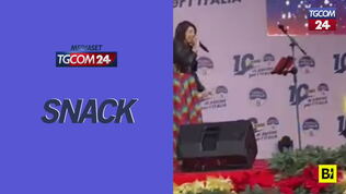 Cristina D'Avena lancia un inno all'amore universale sul palco di FdI