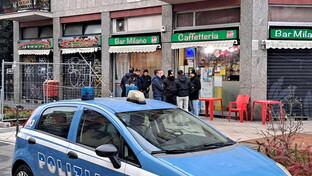 Milano, omicidio in un bar in periferia