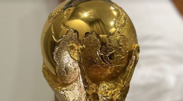 Messi, notte con la Coppa: Leo se l'&egrave; portata in camera