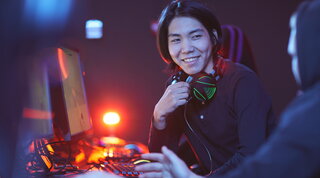 Cina: genitori ingaggiano videogiocatore esperto per battere i figli e convincerli a smettere