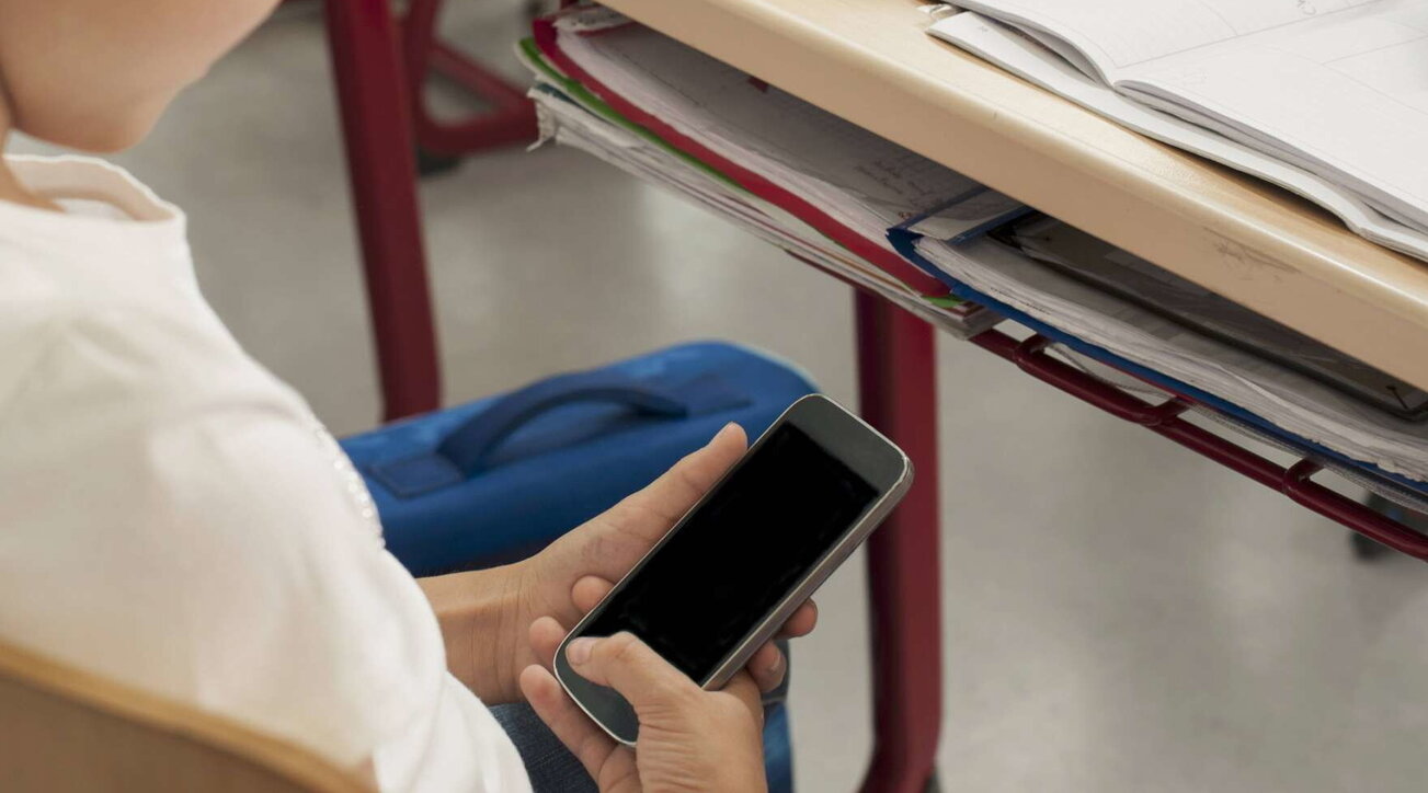 Scuola, circolare del ministero: stop ai cellulari in classe