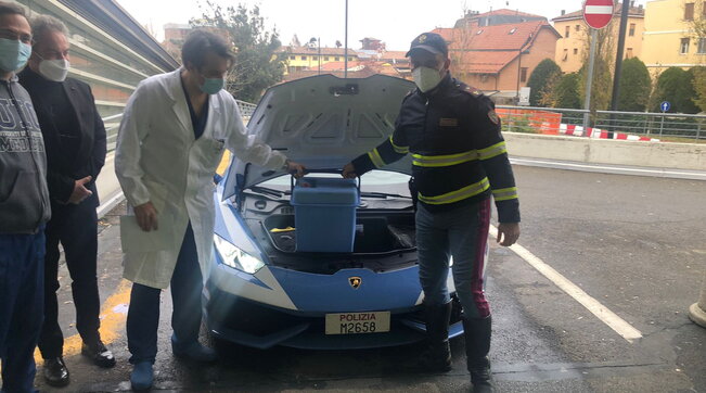 Trapianti, con la Lamborghini Huracan per portare due reni a Roma e Modena | Foto
