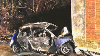 Torino, auto contro un muro: morto carbonizzato un 18enne, non aveva la patente