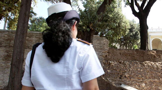 "Troppo bella, vai a fare la modella", vigilessa fa causa al Comune di Cesena: "Io discriminata"