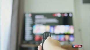 Italiani sempre più connessi alla Rete, ma la Tv resta il media principale