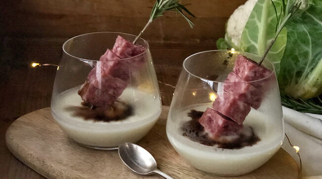 Vellutata di cavolfiore con cotechino e aceto balsamico