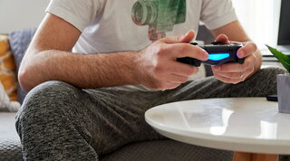 Usa: bimbo trovato per strada nudo, il padre era troppo impegnato sui videogiochi