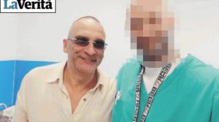 Il giallo della sua foto con l'infermiere della clinica