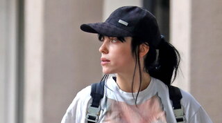 Billie Eilish si allena in strada a seno nudo, la maglietta è "rivelatrice"