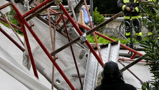 Napoli, vento forte e mare agitato: gi&ugrave; alberi e impalcature | Nel golfo navi a singhiozzo