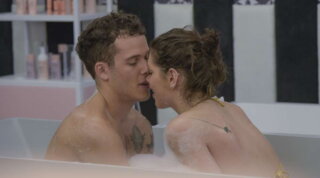 "Grande Fratello Vip", baci e coccole nella vasca da bagno per i Donnalisi