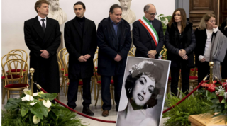 Gina Lollobrigida, aperta la camera ardente al Campidoglio per l'ultimo saluto | Guarda le foto