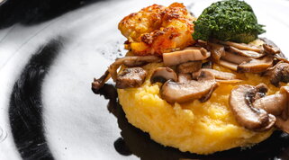 Polentina con cavolo nero, curry, funghi e gamberoni 