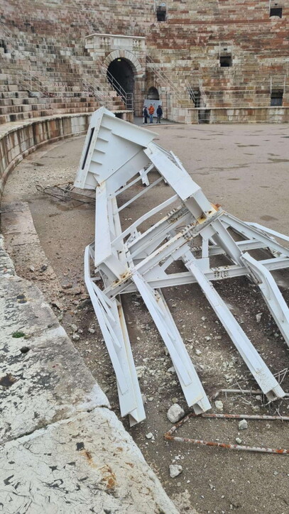 Verona, crollano addobi Natale: danneggiati gradoni Arena