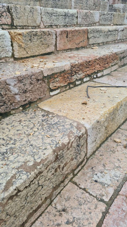 Verona, crollano addobi Natale: danneggiati gradoni Arena