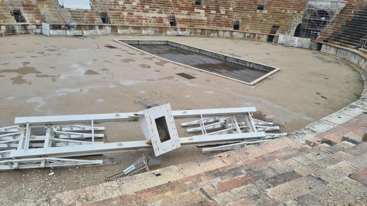 Verona, crollano addobi Natale: danneggiati gradoni Arena