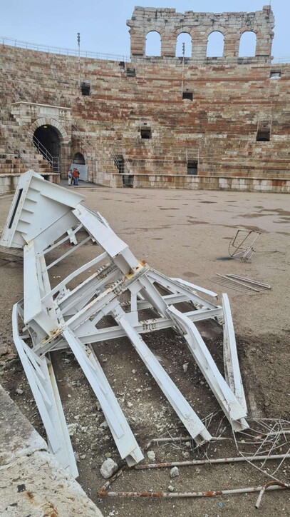 Verona, crollano addobi Natale: danneggiati gradoni Arena