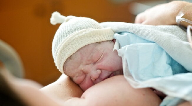 neonato,poppata,allattamento,bebè,mamma,maternità