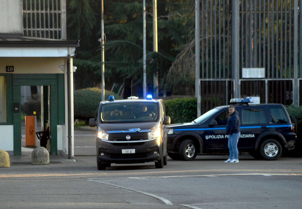 Carcere di Opera, Alfredo Cospito è in piedi e respira bene