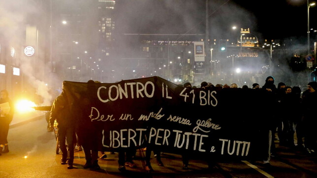 Cospito, presidio a Milano: lanciati fumogeni verso i fotoreporter