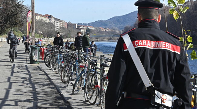 Torino, lanciarono bicicletta e colpirono 23enne: fermati 5 giovani