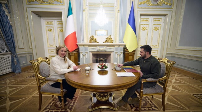 Meloni a Zelensky: "Kiev ha già vinto, chi la sostiene anche con le armi lavora per la pace | Al momento niente aerei"