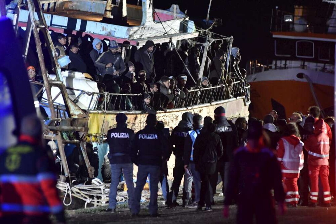 Fotogaleri - Emigrantë, një anije me 500 në bord mbërriti në Crotone gjatë natës - foto 2