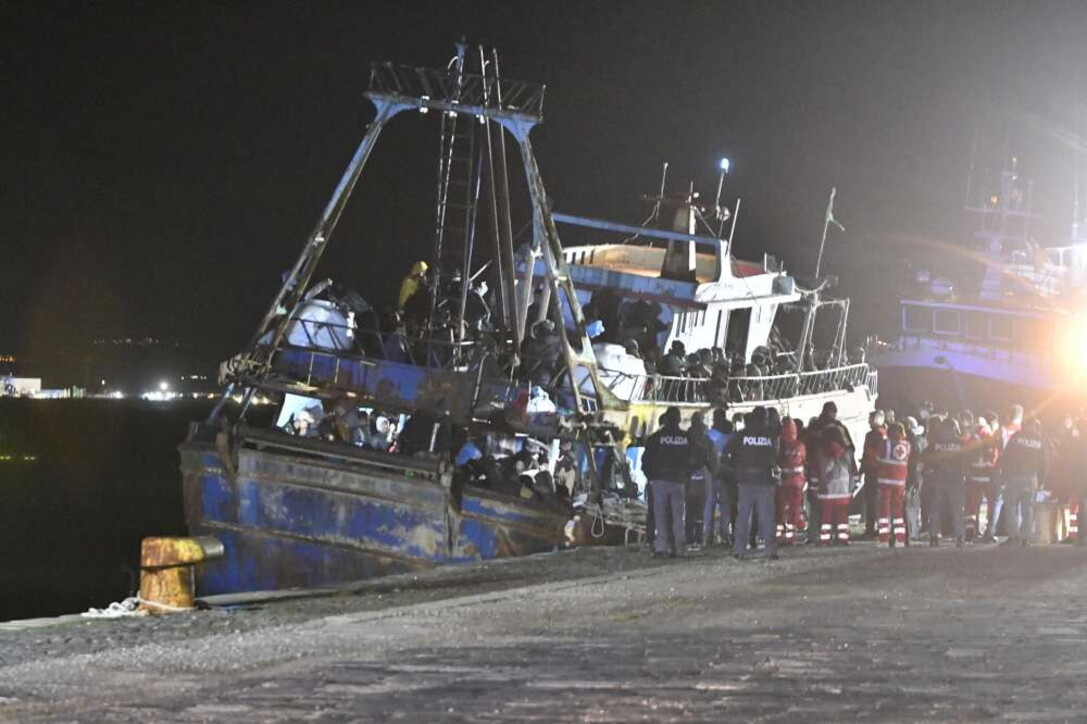 Fotogaleri - Emigrantë, një anije me 500 në bord mbërriti në Crotone gjatë natës - foto 9