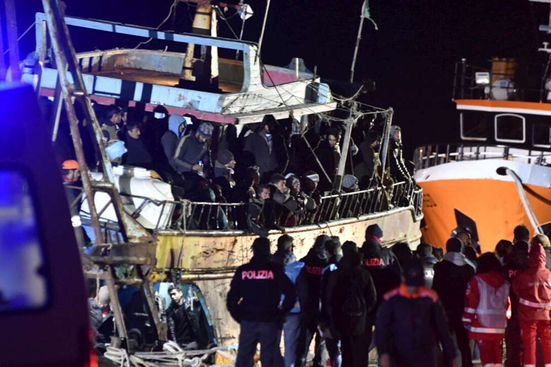 Fotogaleri - Emigrantë, një anije me 500 në bord mbërriti në Crotone gjatë natës - foto 3