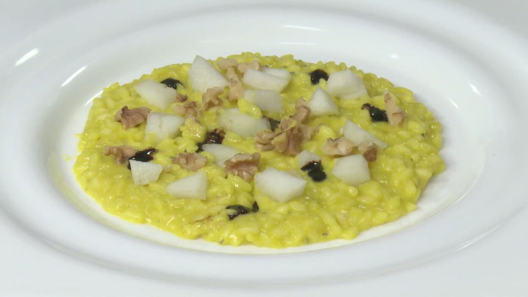 Risotto al zafferano, noci e pere Videoricetta Cotto e mangiato