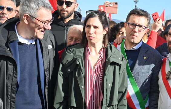 Fotogallery - Elly Schlein, le foto insieme alla compagna