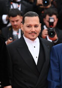 Cannes 76, Johnny Depp: red carpet in smoking e orecchini