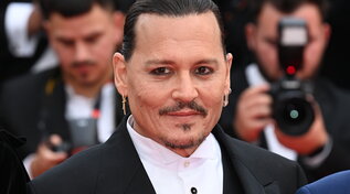 Cannes 76, Johnny Depp sul red carpet manda in tilt la Croisette