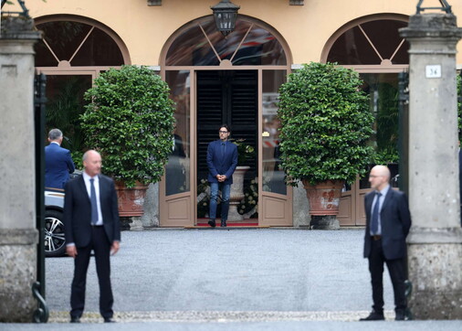 Fotogallery - Giorgia Meloni rende omaggio a Silvio Berlusconi a Villa ...
