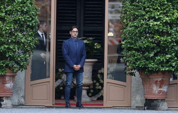 Fotogallery - Giorgia Meloni rende omaggio a Silvio Berlusconi a Villa ...