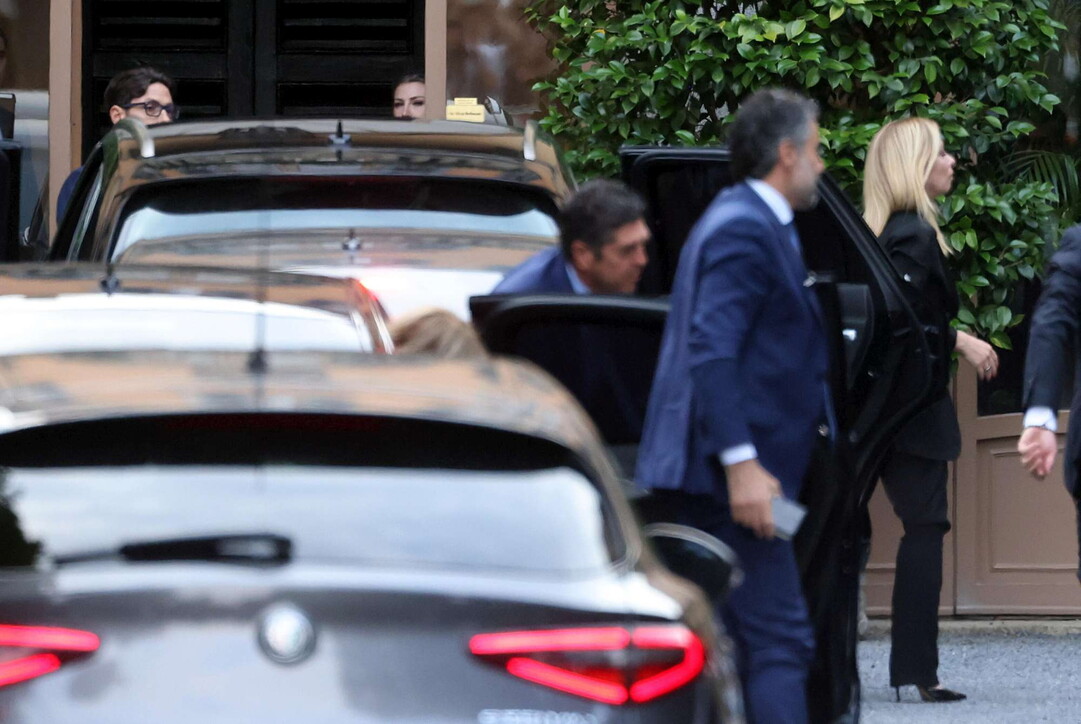 Fotogallery - Giorgia Meloni rende omaggio a Silvio Berlusconi a Villa ...