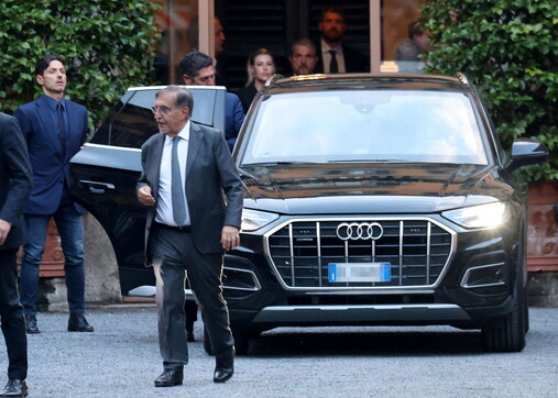Fotogallery - Giorgia Meloni rende omaggio a Silvio Berlusconi a Villa ...