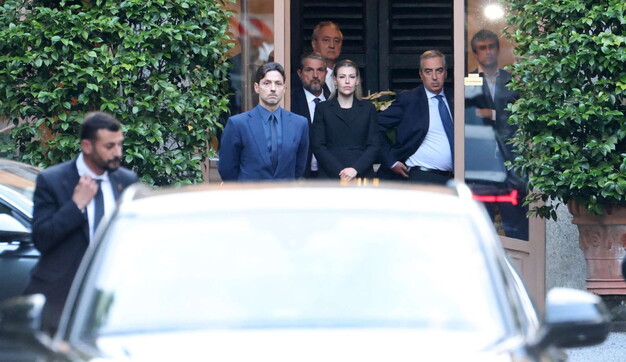 Fotogallery - Giorgia Meloni rende omaggio a Silvio Berlusconi a Villa ...