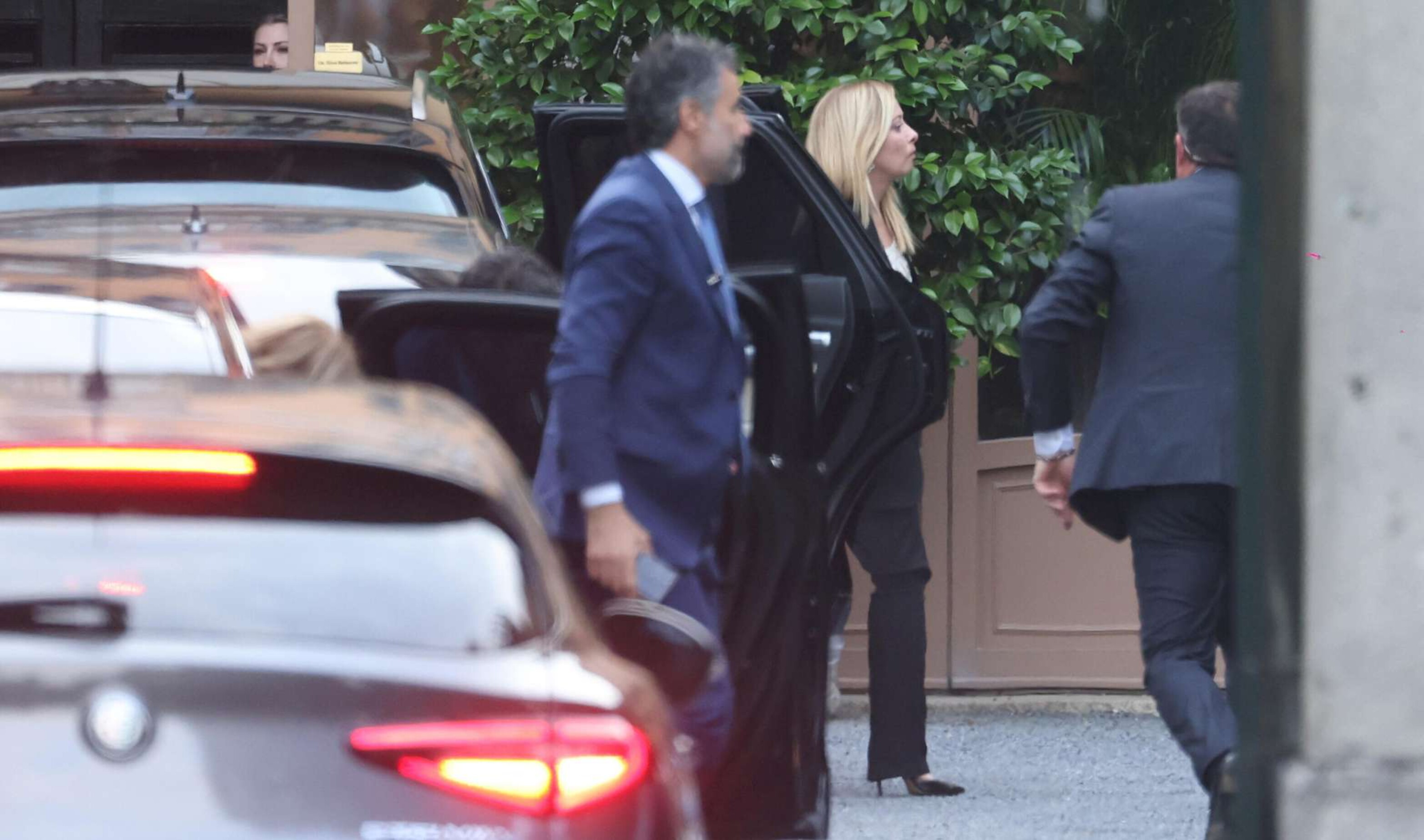 Fotogallery - Giorgia Meloni rende omaggio a Silvio Berlusconi a Villa ...