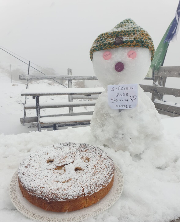 Neve sulla Marmolada, un pupazzo di neve augura "buon Natale" - foto 1