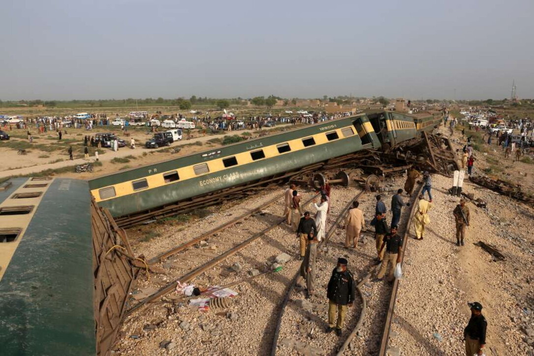 Pakistan, deragliato treno: morti e feriti, intrappolati