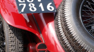 Le auto d’epoca ritrovano le targhe originali