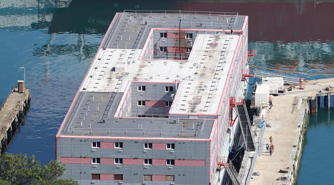 Migranti, Londra porta i primi 50 irregolari sulla chiatta galleggiante di Portland | Le immagini